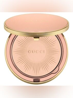 Gucci Blurring & Mattifying Tinted Powder in Shade 02